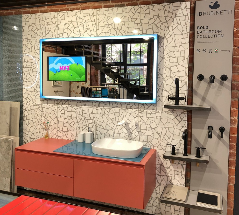 Зеркальный телевизор в шоу-руме