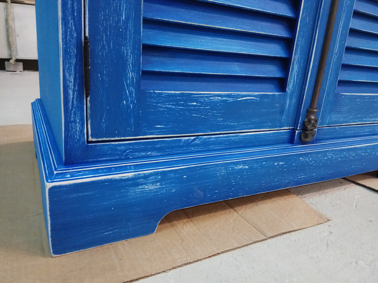 синий состаренный шкаф
