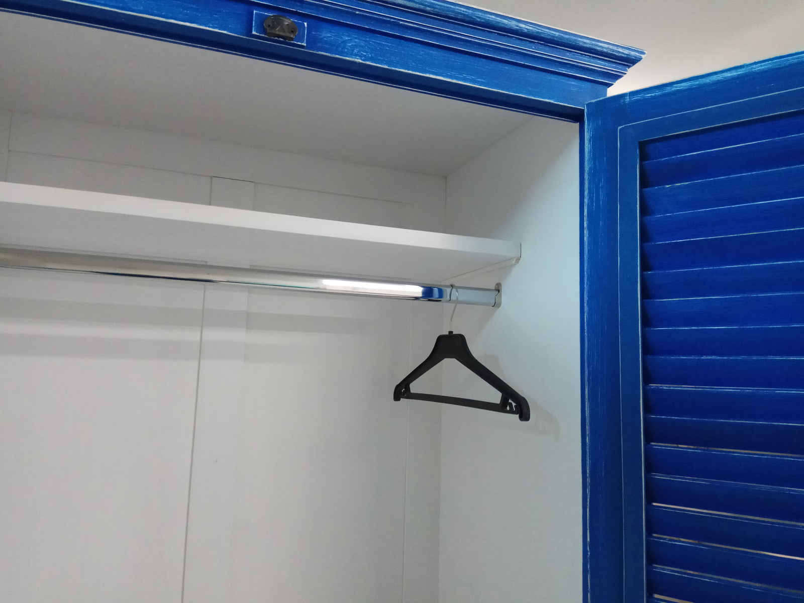 синий состаренный шкаф