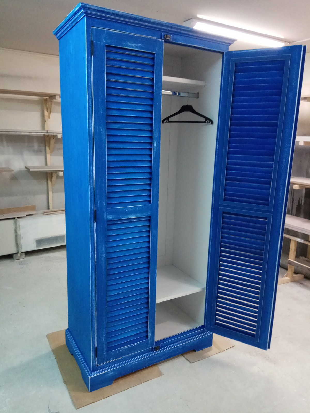 синий состаренный шкаф