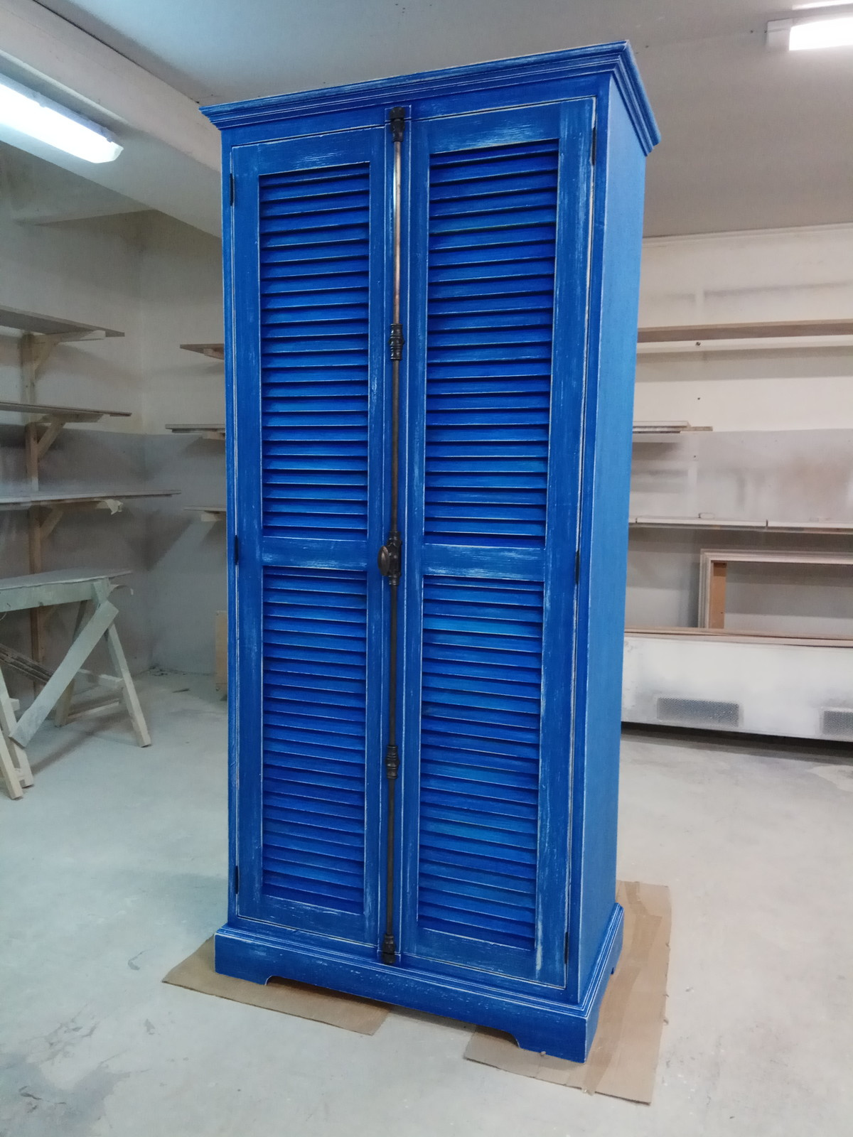 синий состаренный шкаф
