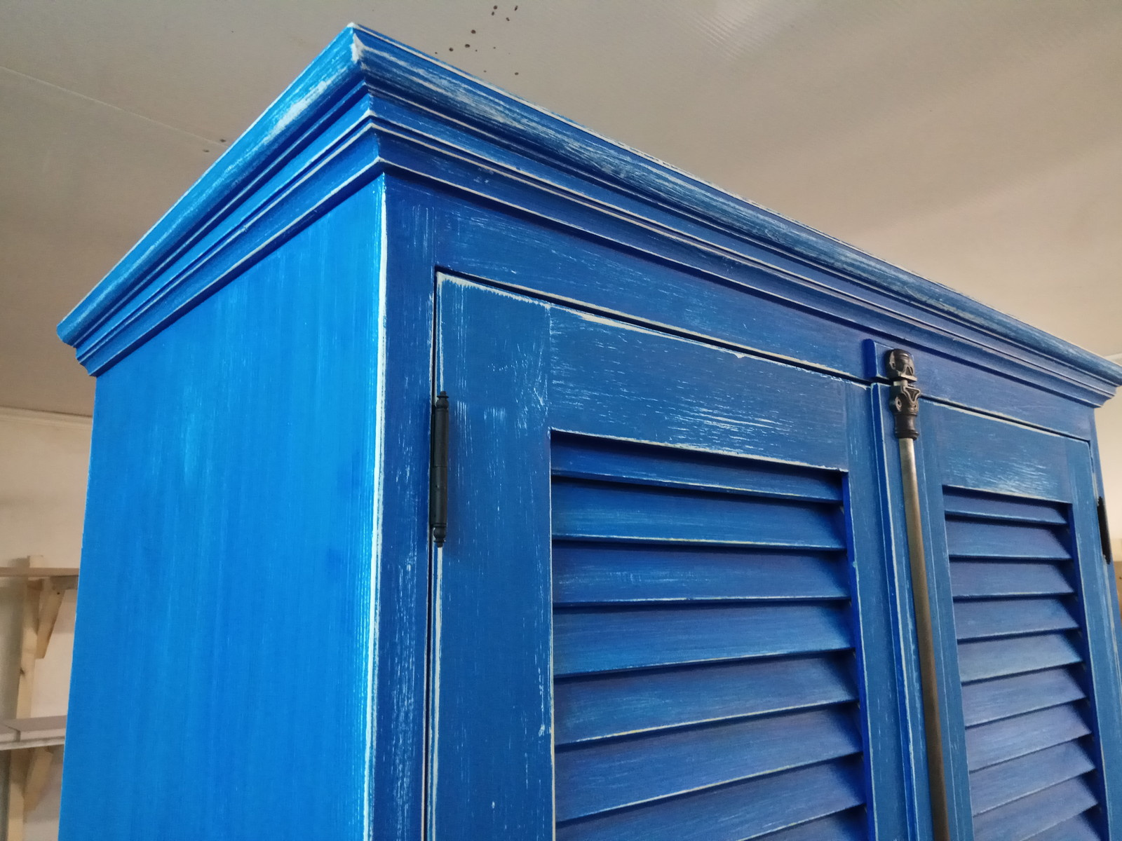 синий состаренный шкаф