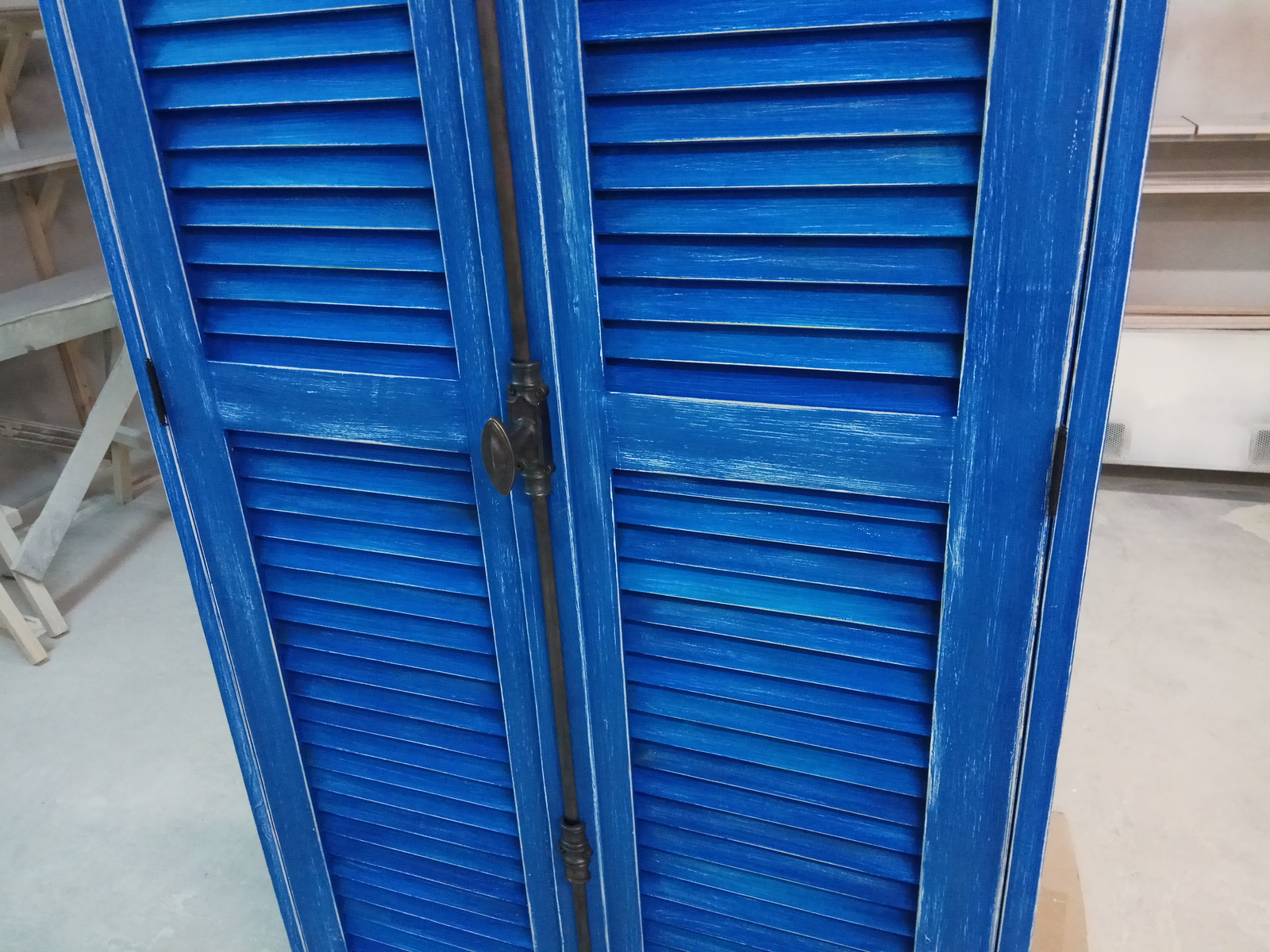 синий состаренный шкаф