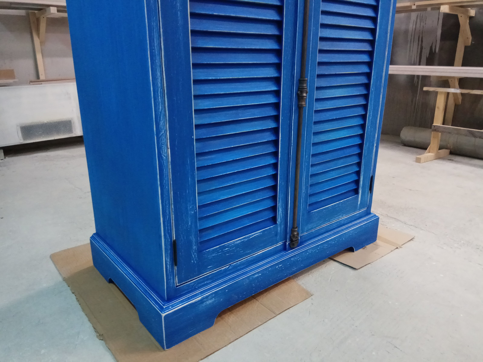 синий состаренный шкаф