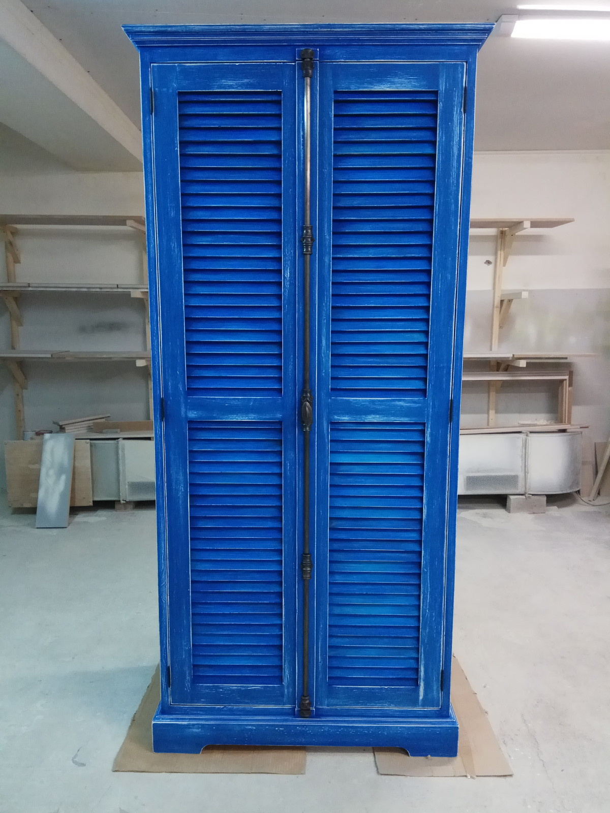 синий состаренный шкаф