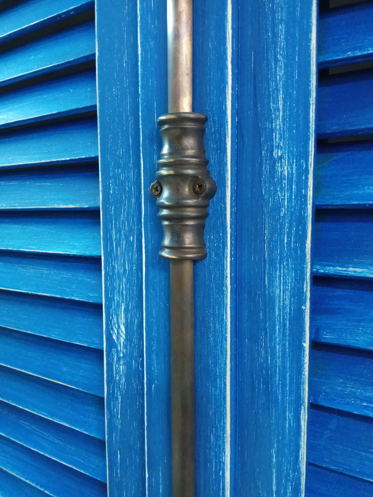 синий состаренный шкаф