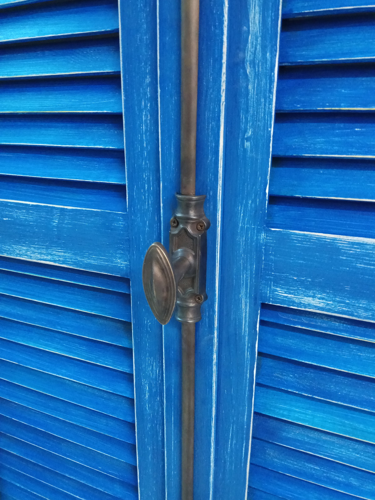 синий состаренный шкаф