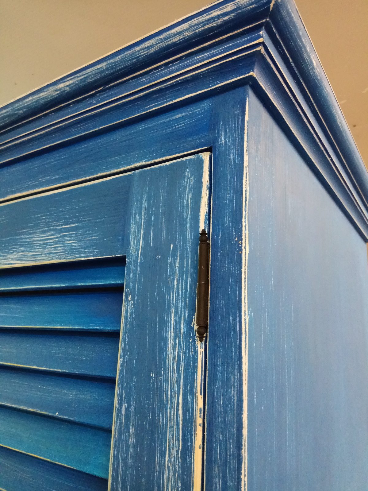 синий состаренный шкаф