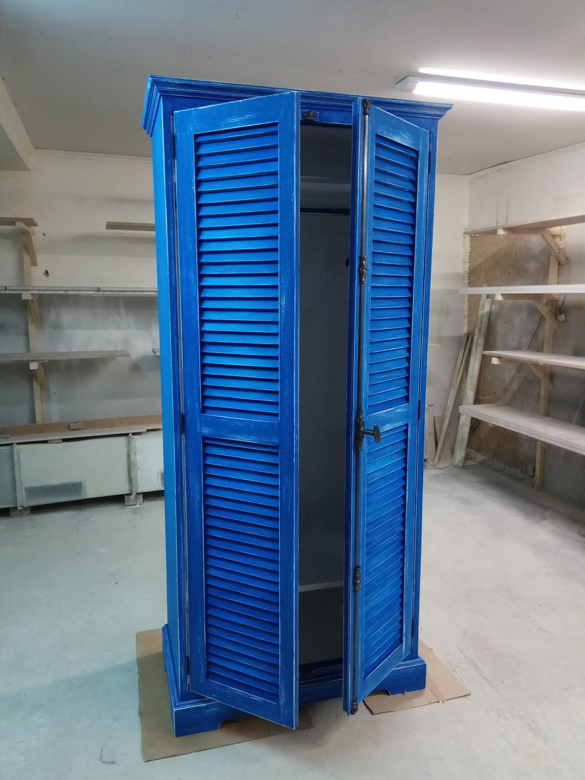 синий состаренный шкаф