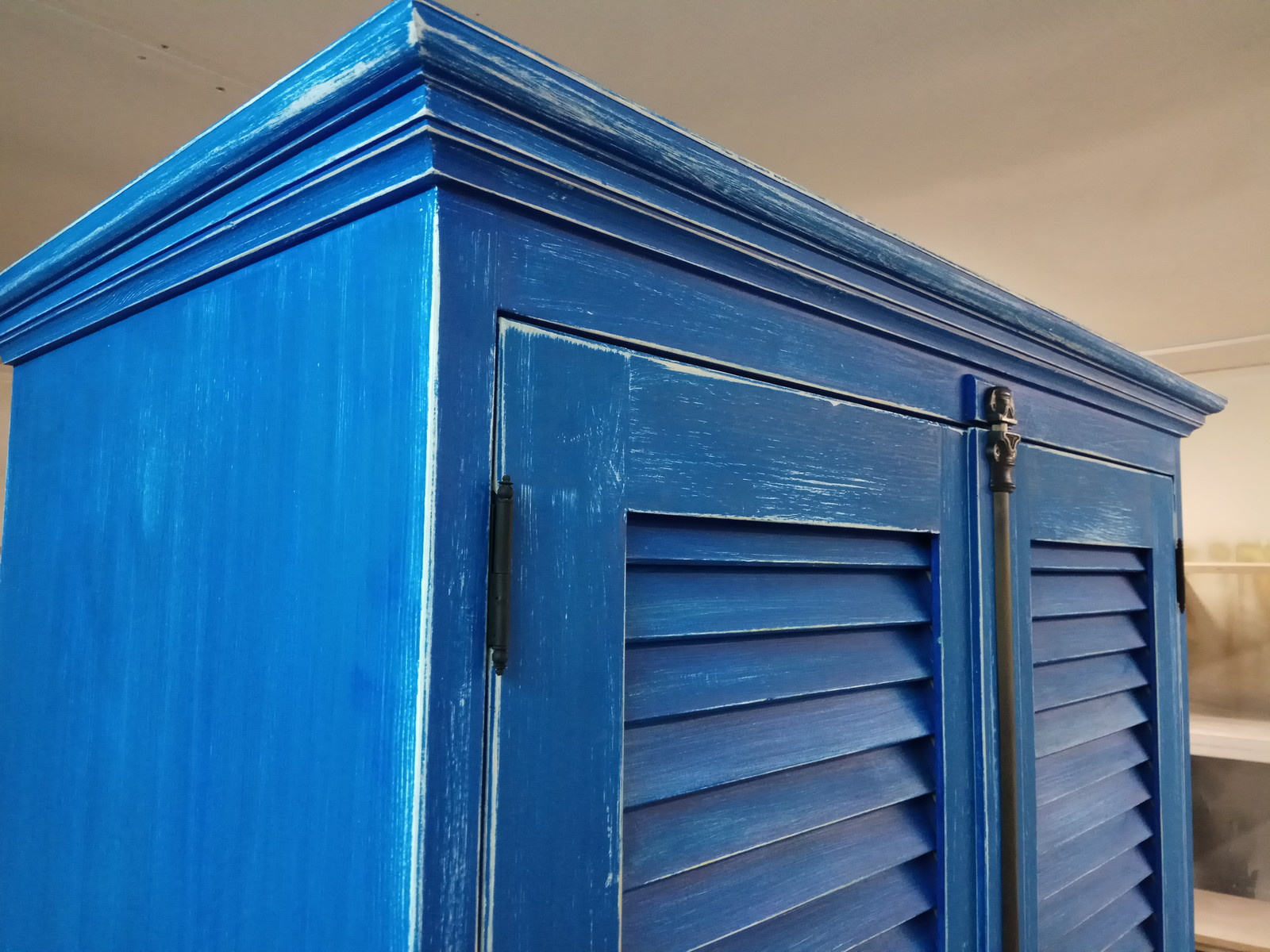 синий состаренный шкаф