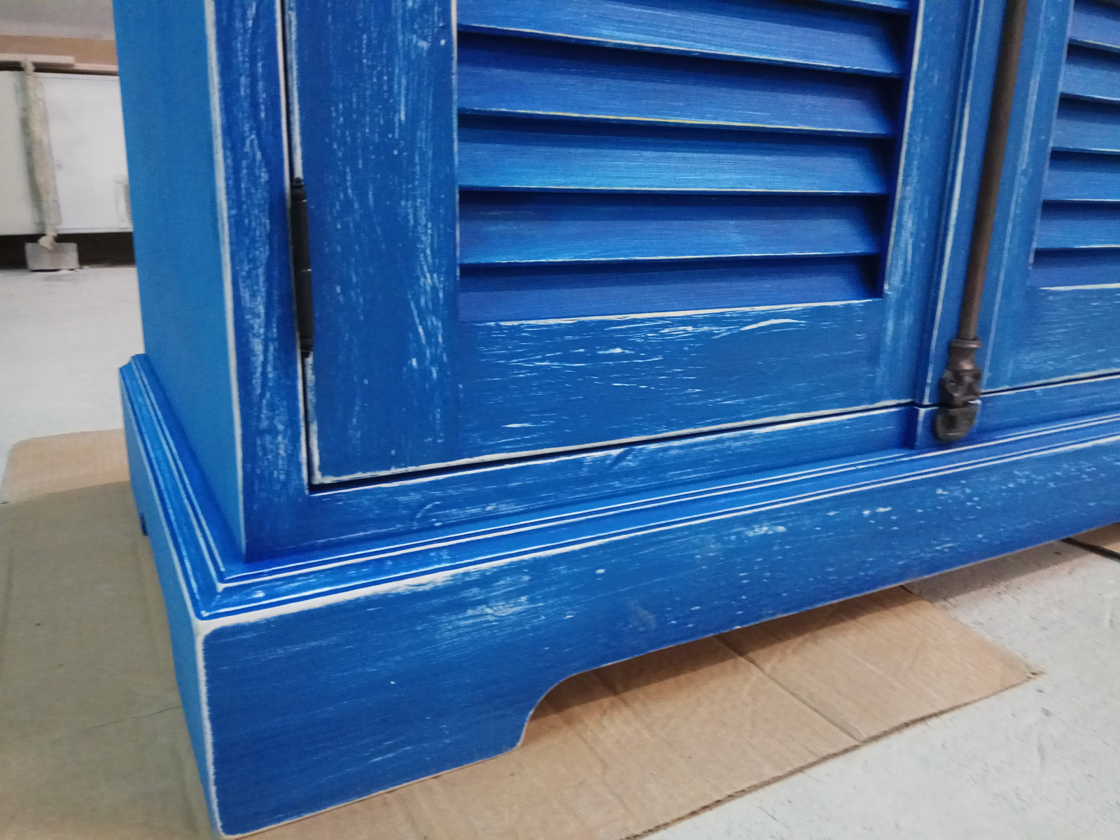 Обложка проекта: синий состаренный шкаф