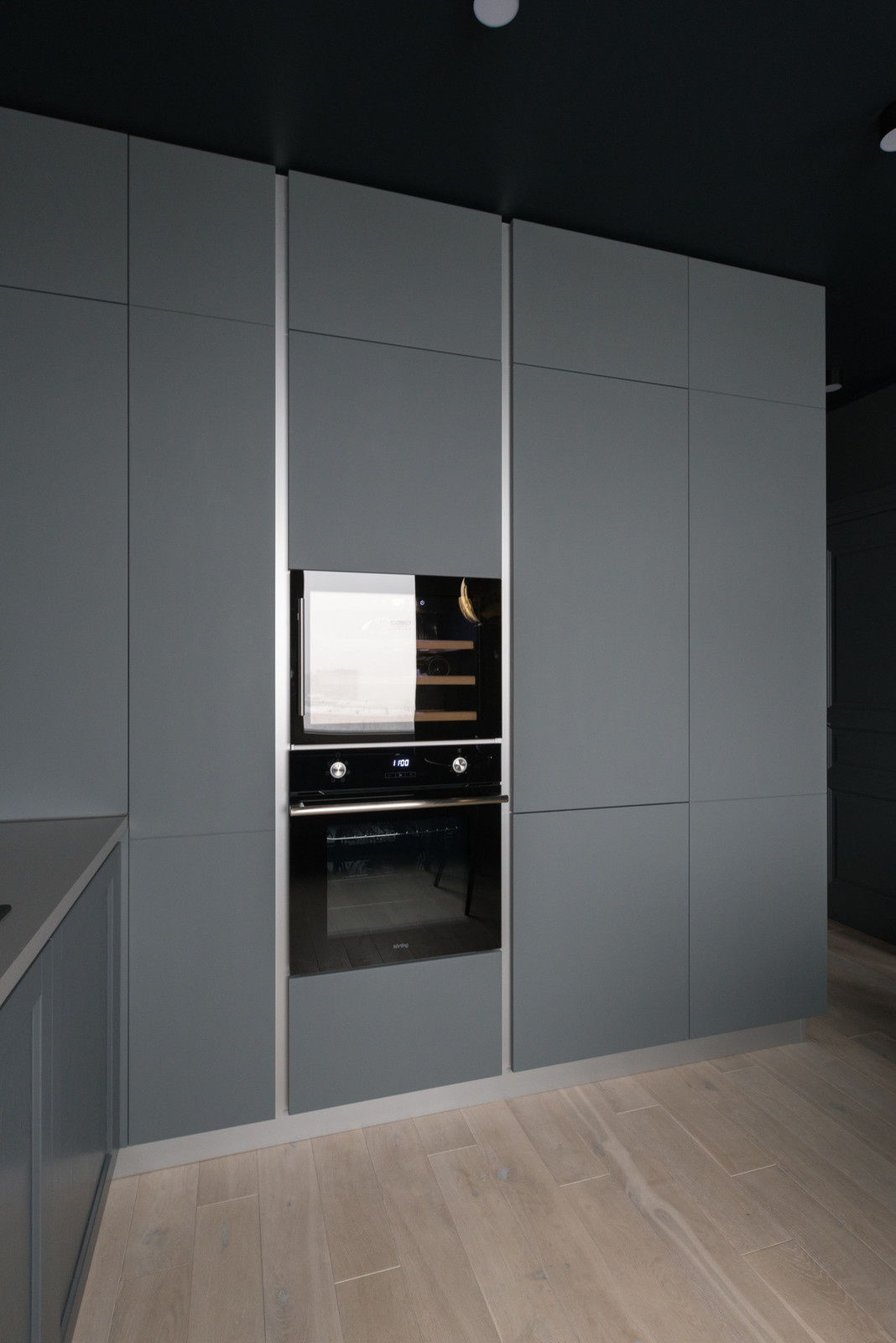 Кухня в антрацитовом цвете для молодого парня