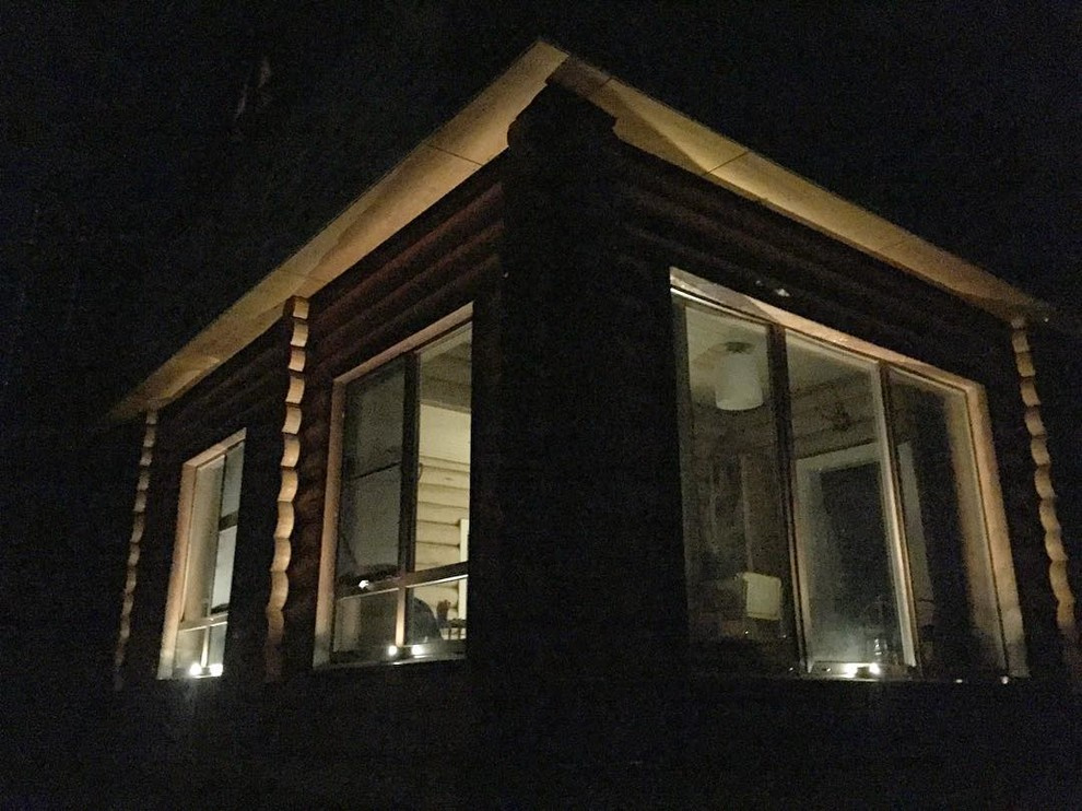 Обложка проекта: Освещение бревенчатого дома.