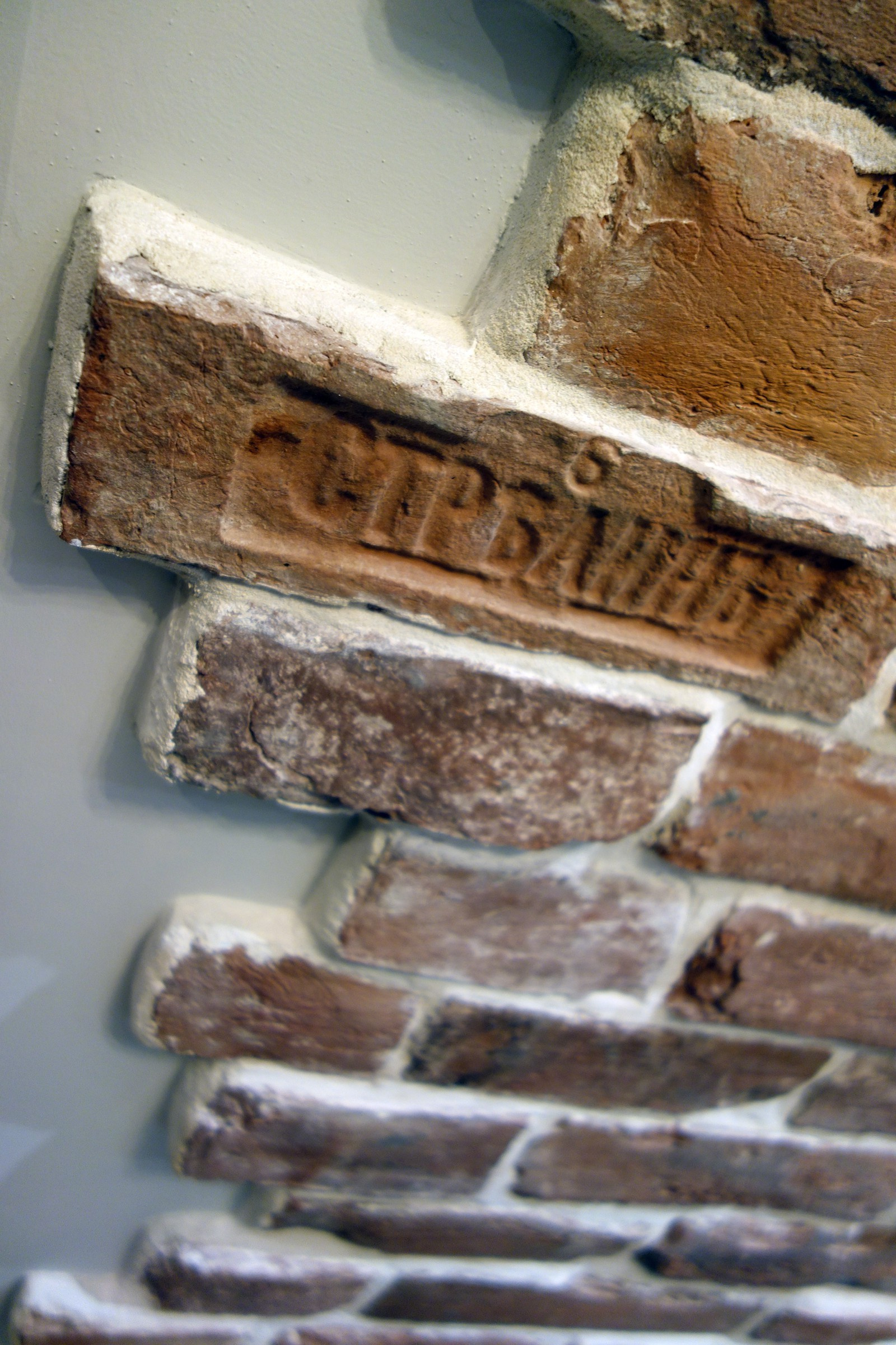 Кирпич и дерево