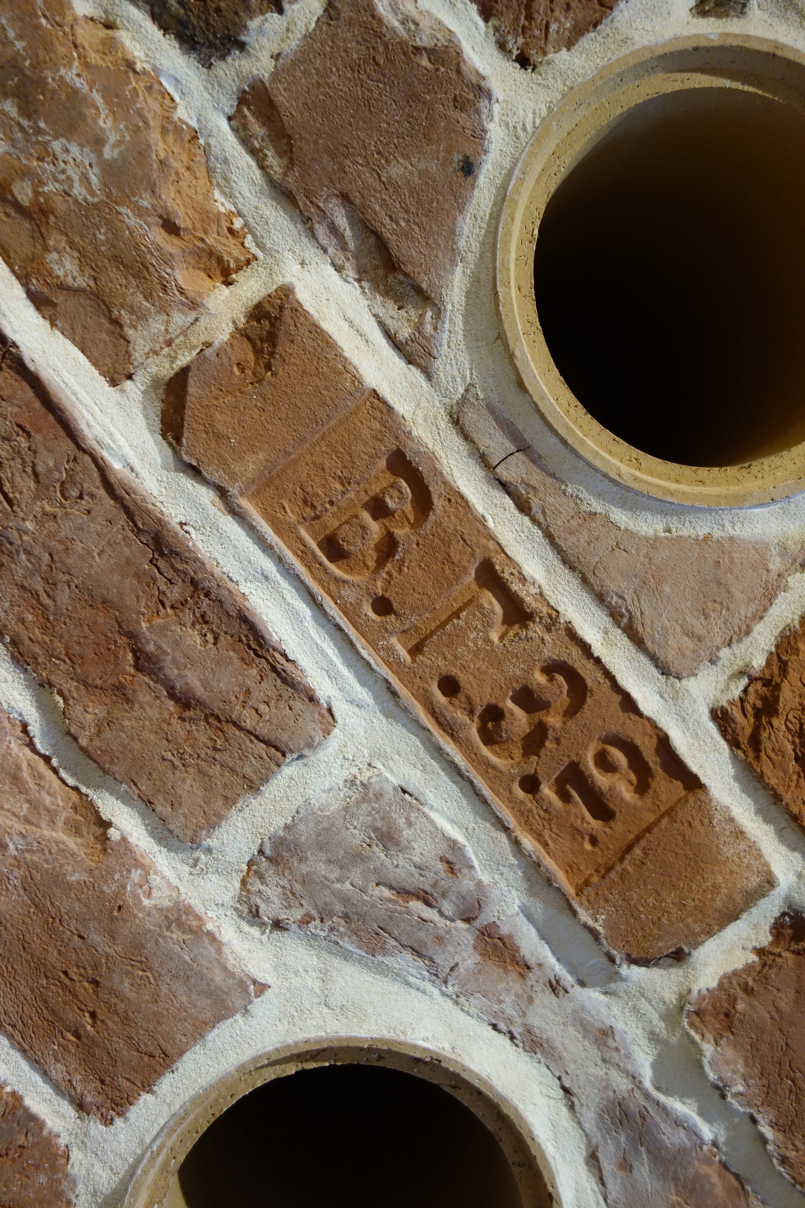 Кирпич и дерево