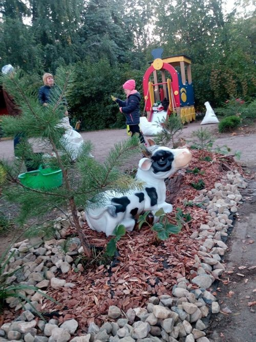 Дизайн клумбы в детском саду. Эконом.