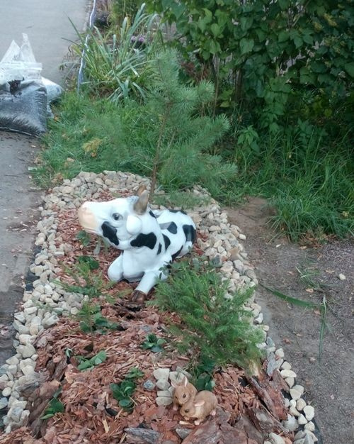 Дизайн в детском саду. Клумба с коровой.