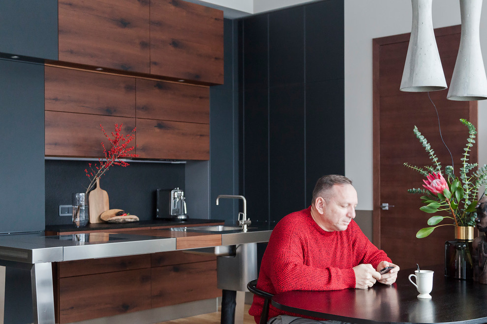 Мужская квартира с высокими потолками и открытой кухней