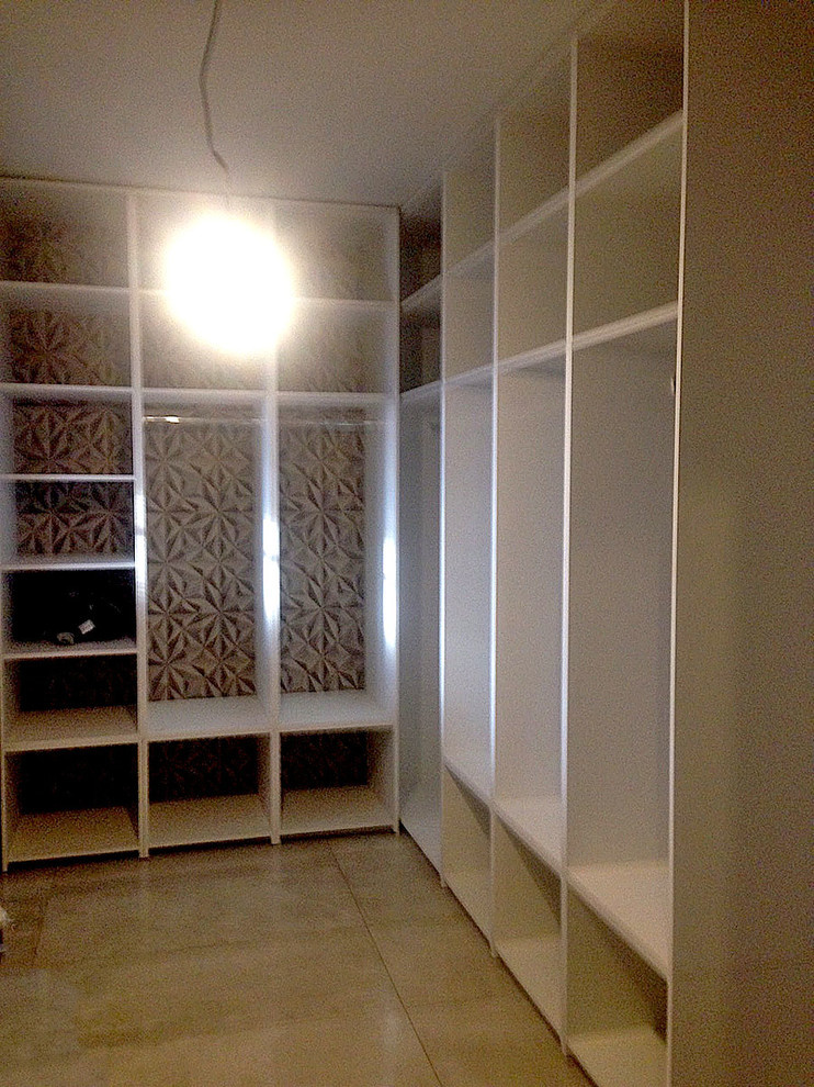 Обложка проекта: Глянцевый шкаф с отделкой шпоном ясеня