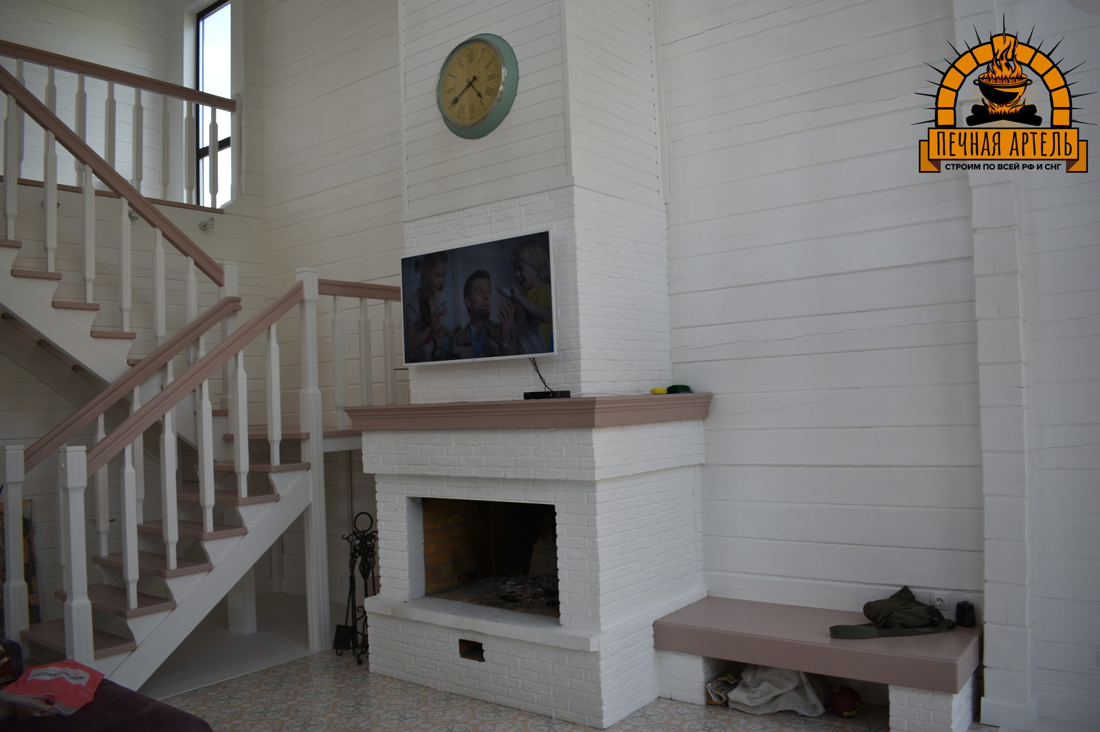 Классический камин с открытой топкой