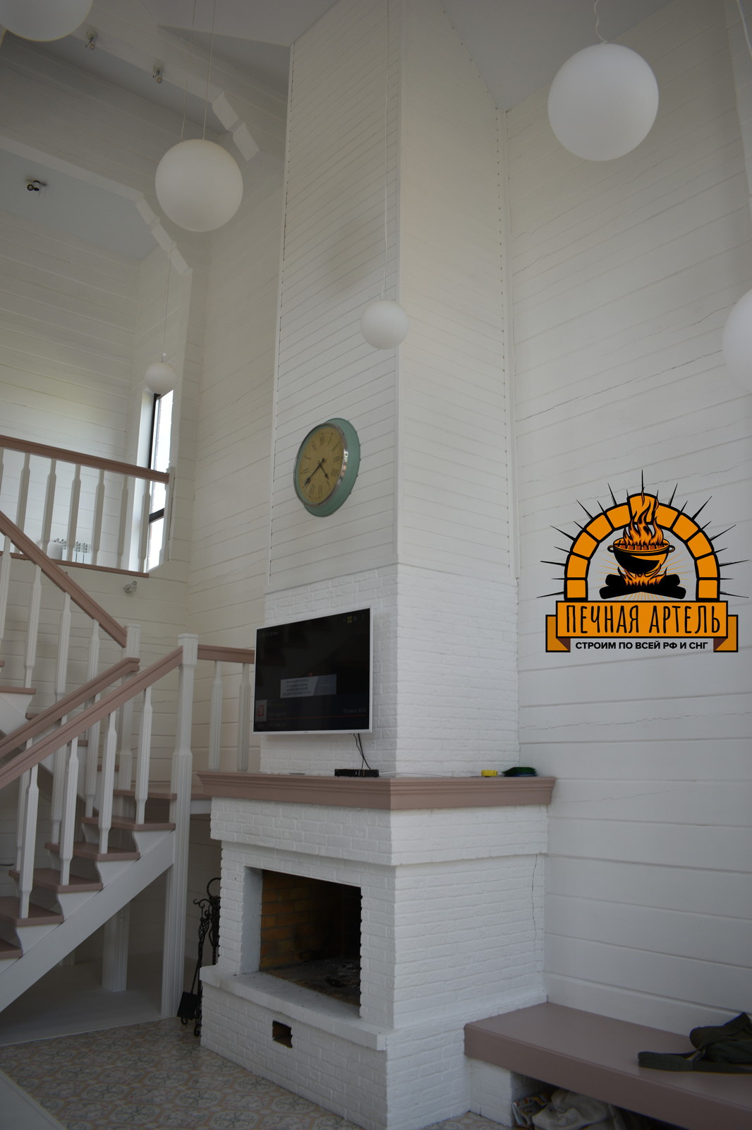 Классический камин с открытой топкой