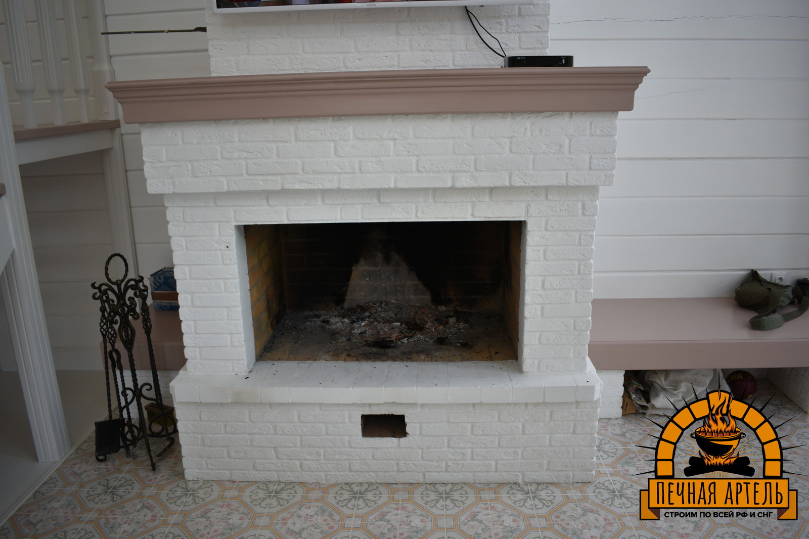 Классический камин с открытой топкой