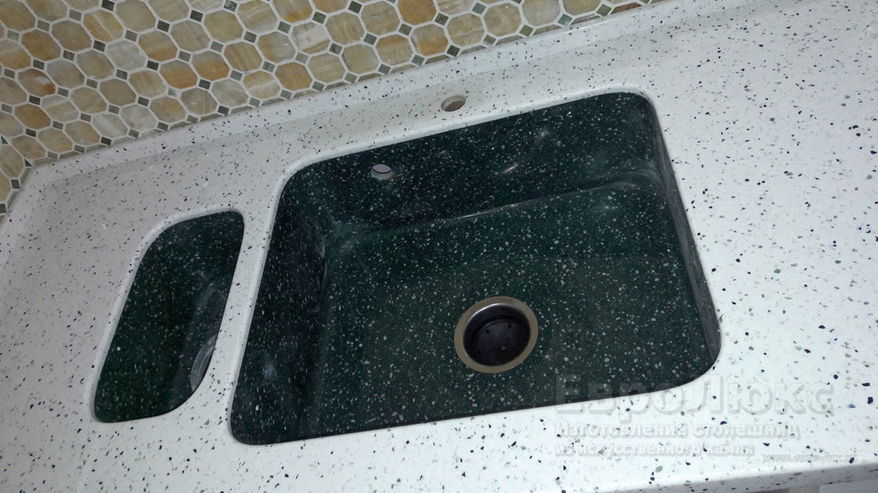 Мойка из Staron PP868 PEBBLE PONDEROSA и столешница в контраст