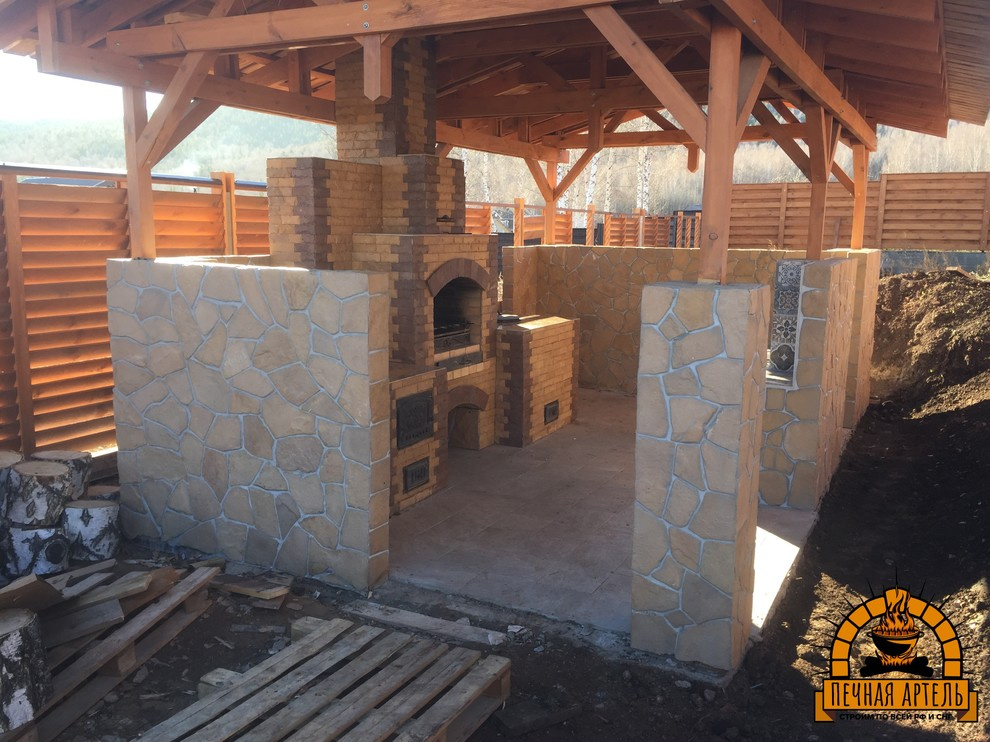Открытая беседка с отделкой натуральным камнем