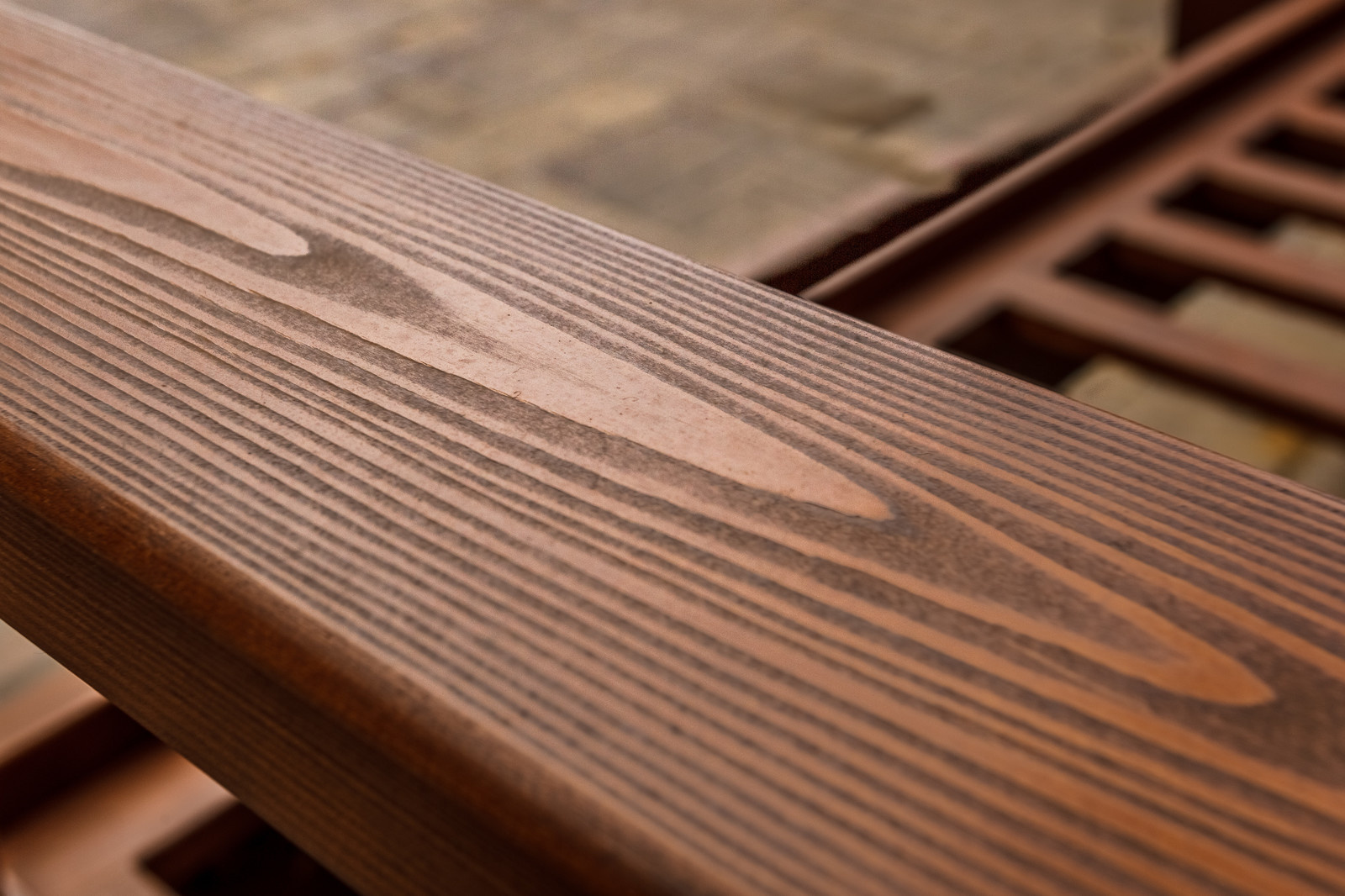 Качели на эксплуатируемой кровле из лиственницы