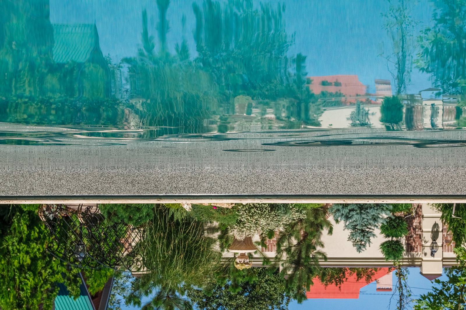 Роллетное покрытие для бассейна под декоративным деревянным коробом.