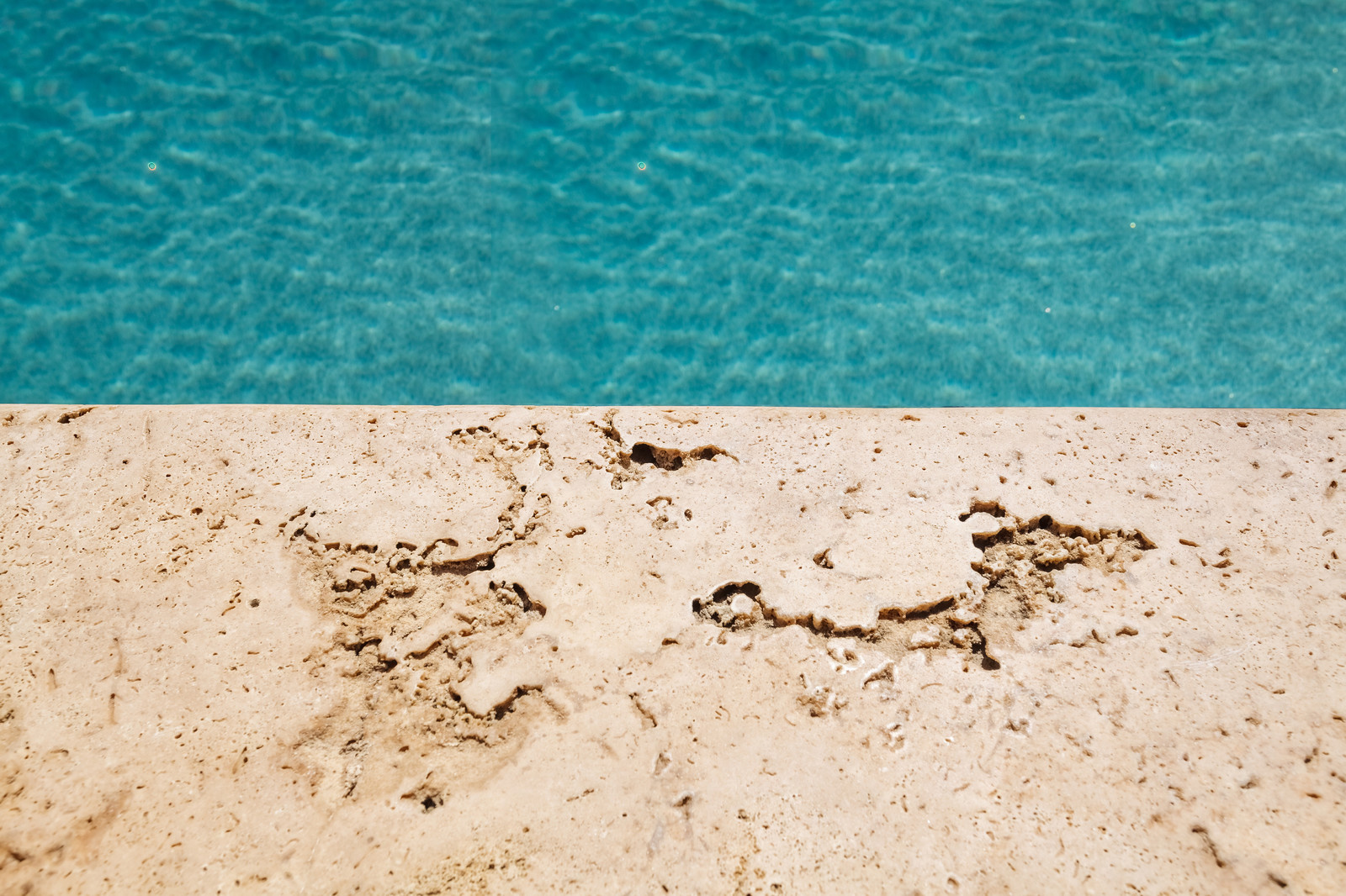 Роллетное покрытие для бассейна под декоративным деревянным коробом.