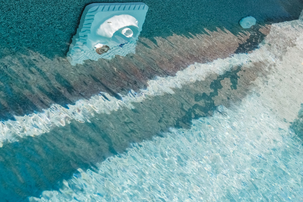 Роллетное покрытие для бассейна под декоративным деревянным коробом.