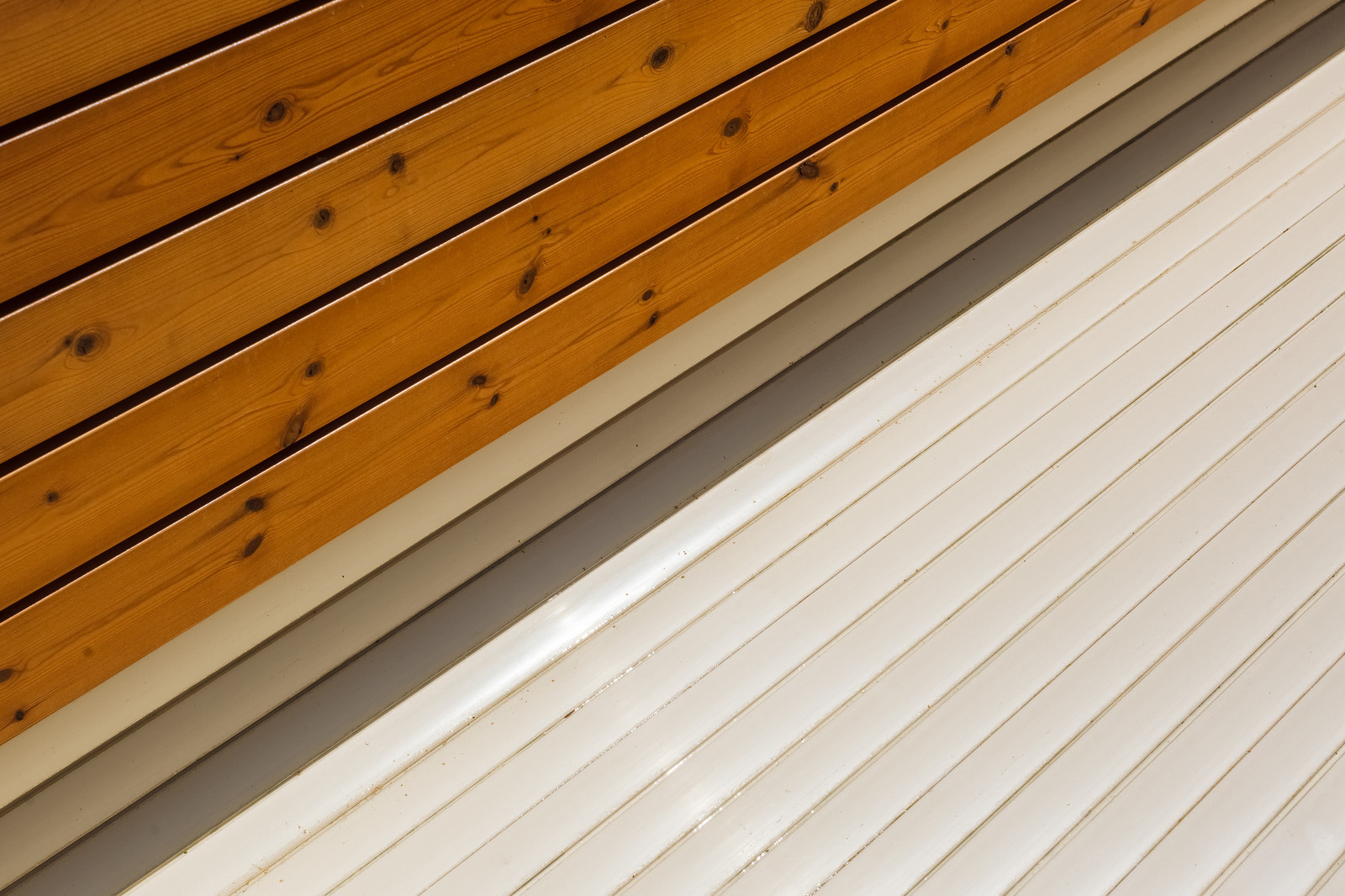 Роллетное покрытие для бассейна под декоративным деревянным коробом.