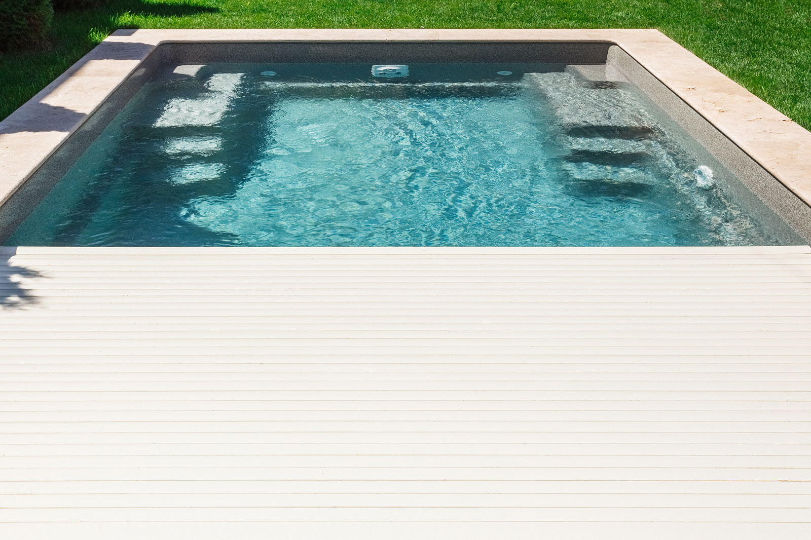 Роллетное покрытие для бассейна под декоративным деревянным коробом.