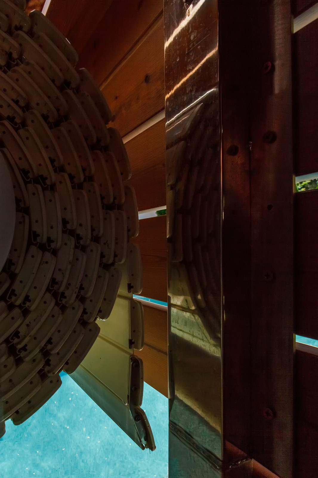 Роллетное покрытие для бассейна под декоративным деревянным коробом.