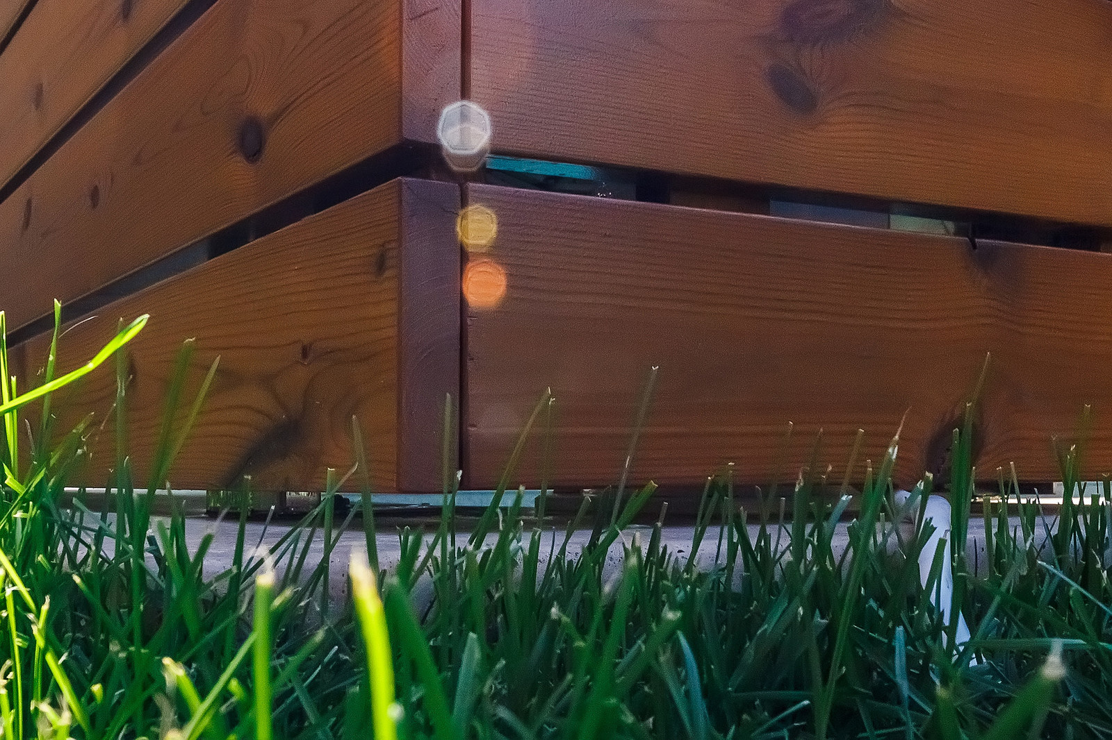 Роллетное покрытие для бассейна под декоративным деревянным коробом.