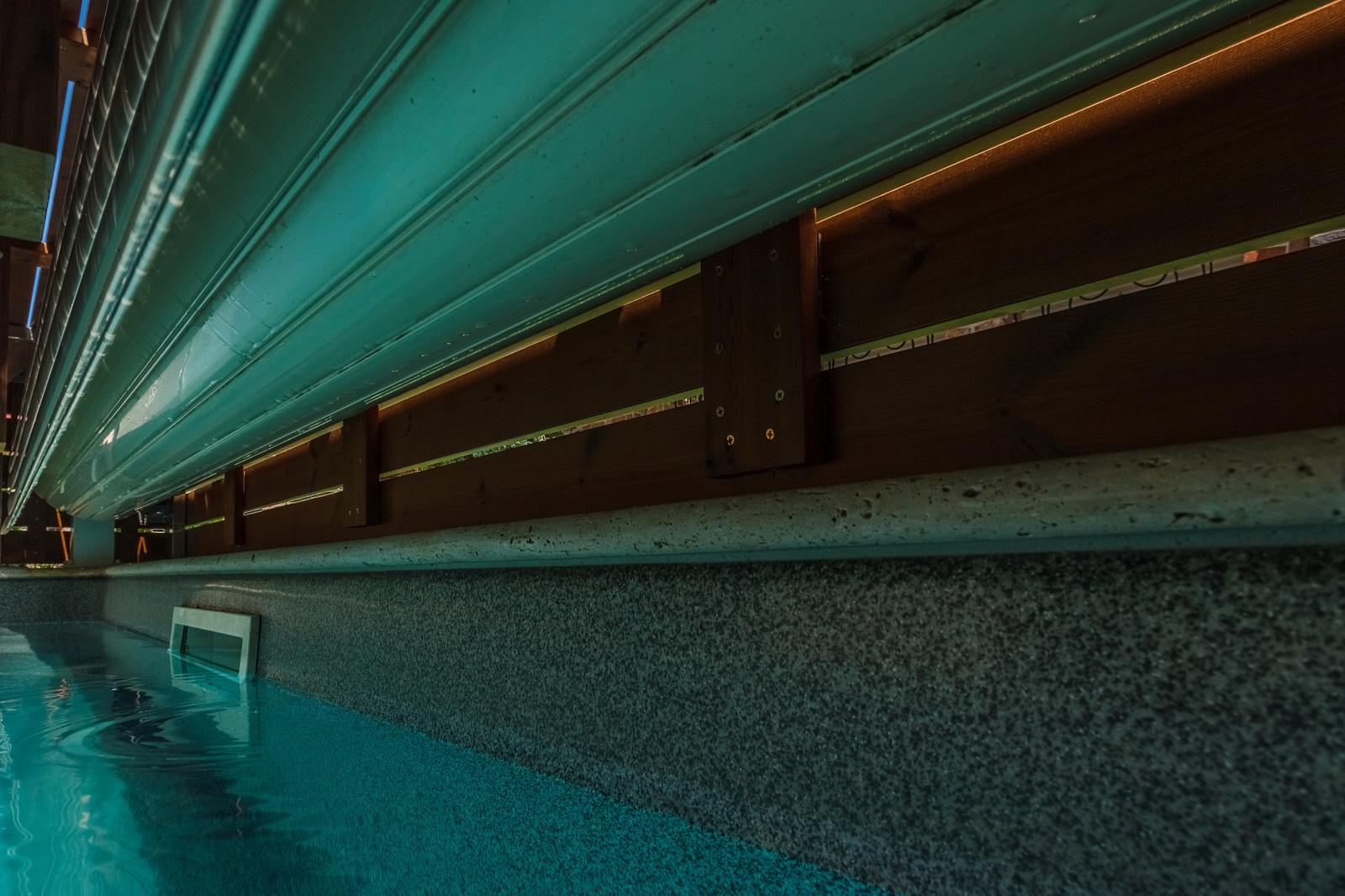 Роллетное покрытие для бассейна под декоративным деревянным коробом.