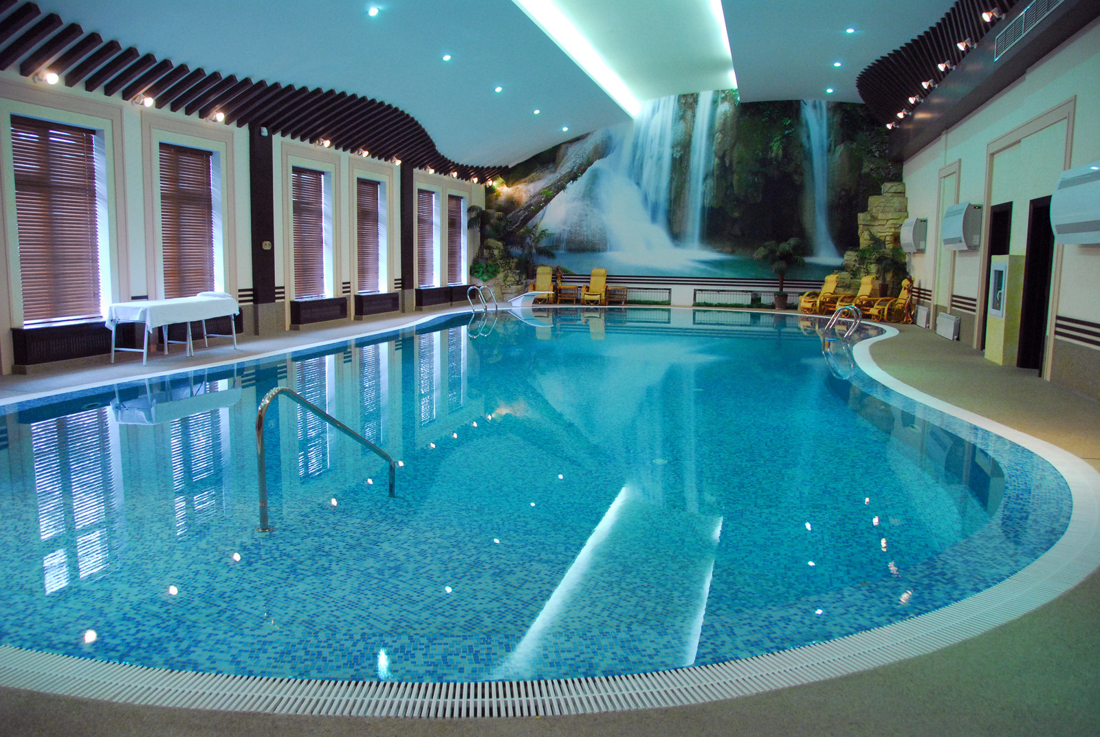 Обложка проекта: Бассейн в элитном доме