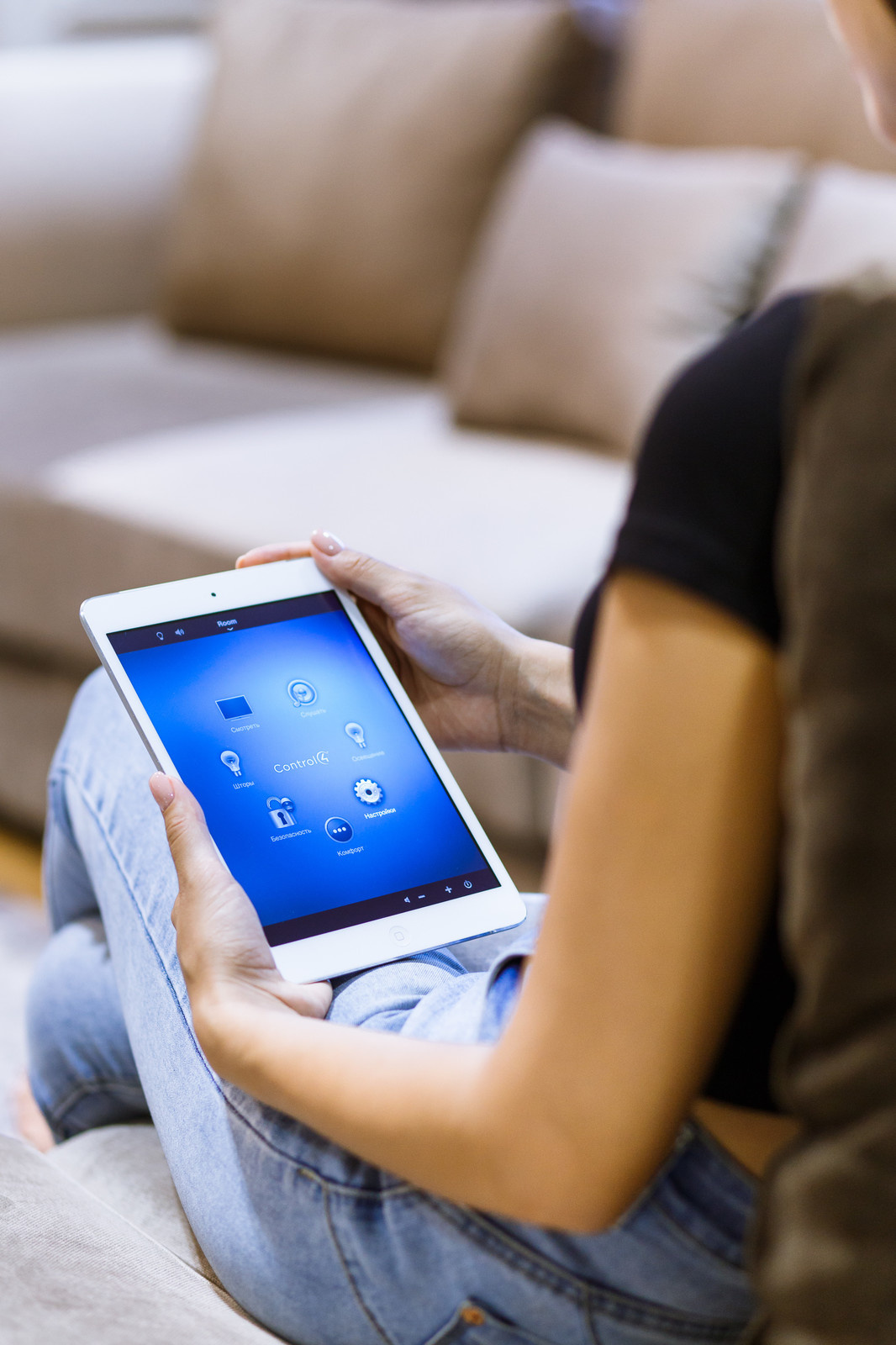 Шоу Рум в Ташкенте, CONTROL4 и выключатели Vitrum