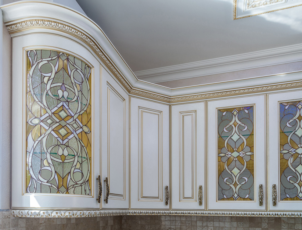 Классическая кухня с витражными вставками