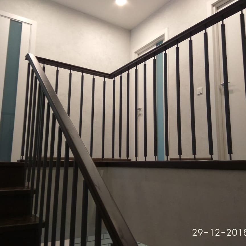 Облицовка лестницы в загородном доме