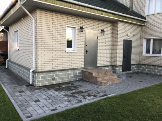 Отмостка вокруг дома с укладкой тротуарной плитки в Балашихе.