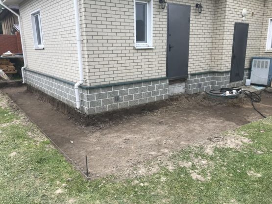 Отмостка вокруг дома с укладкой тротуарной плитки в Балашихе.