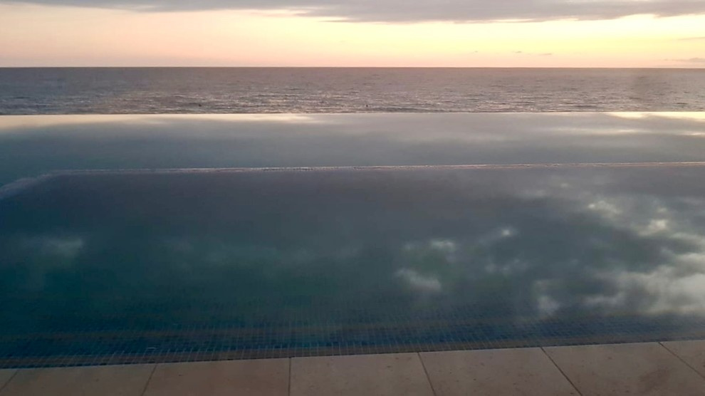 Бассейн на берегу моря