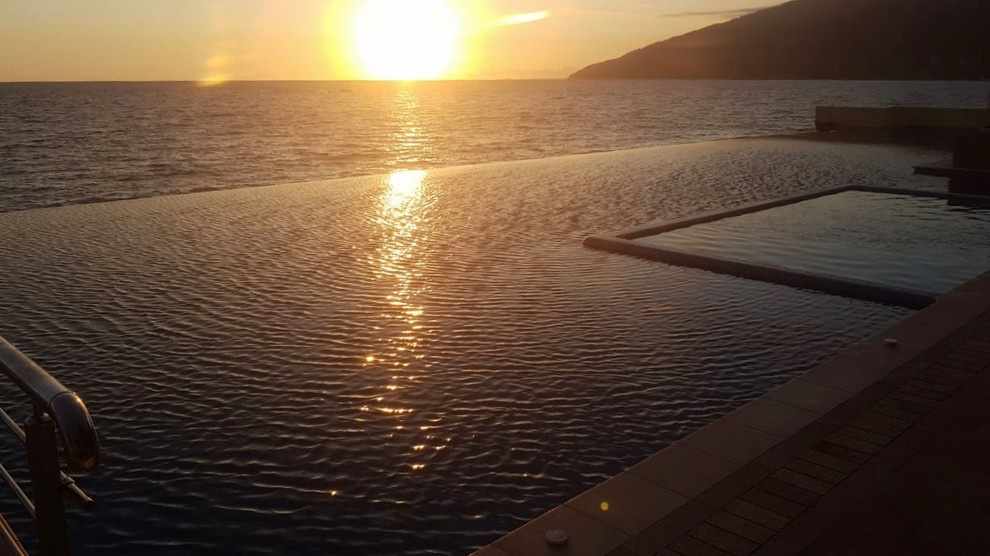 Бассейн на берегу моря