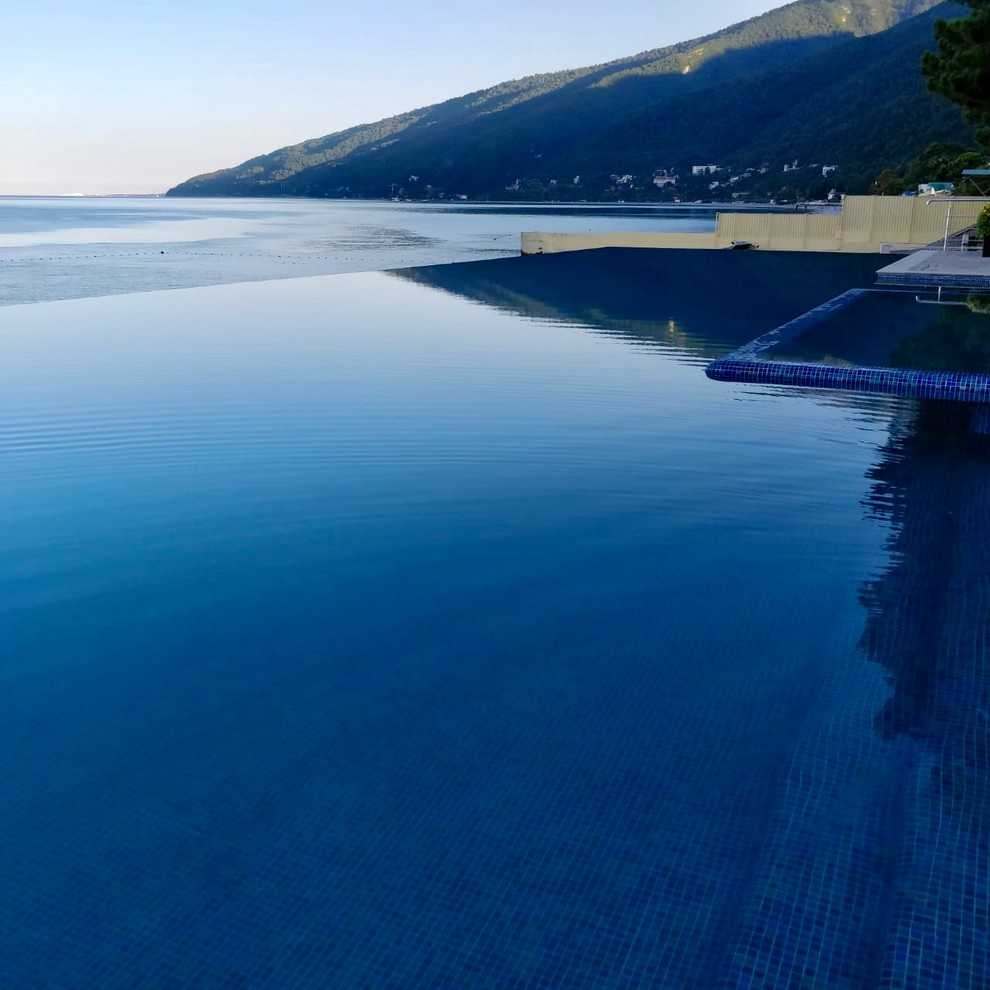 Бассейн на берегу моря