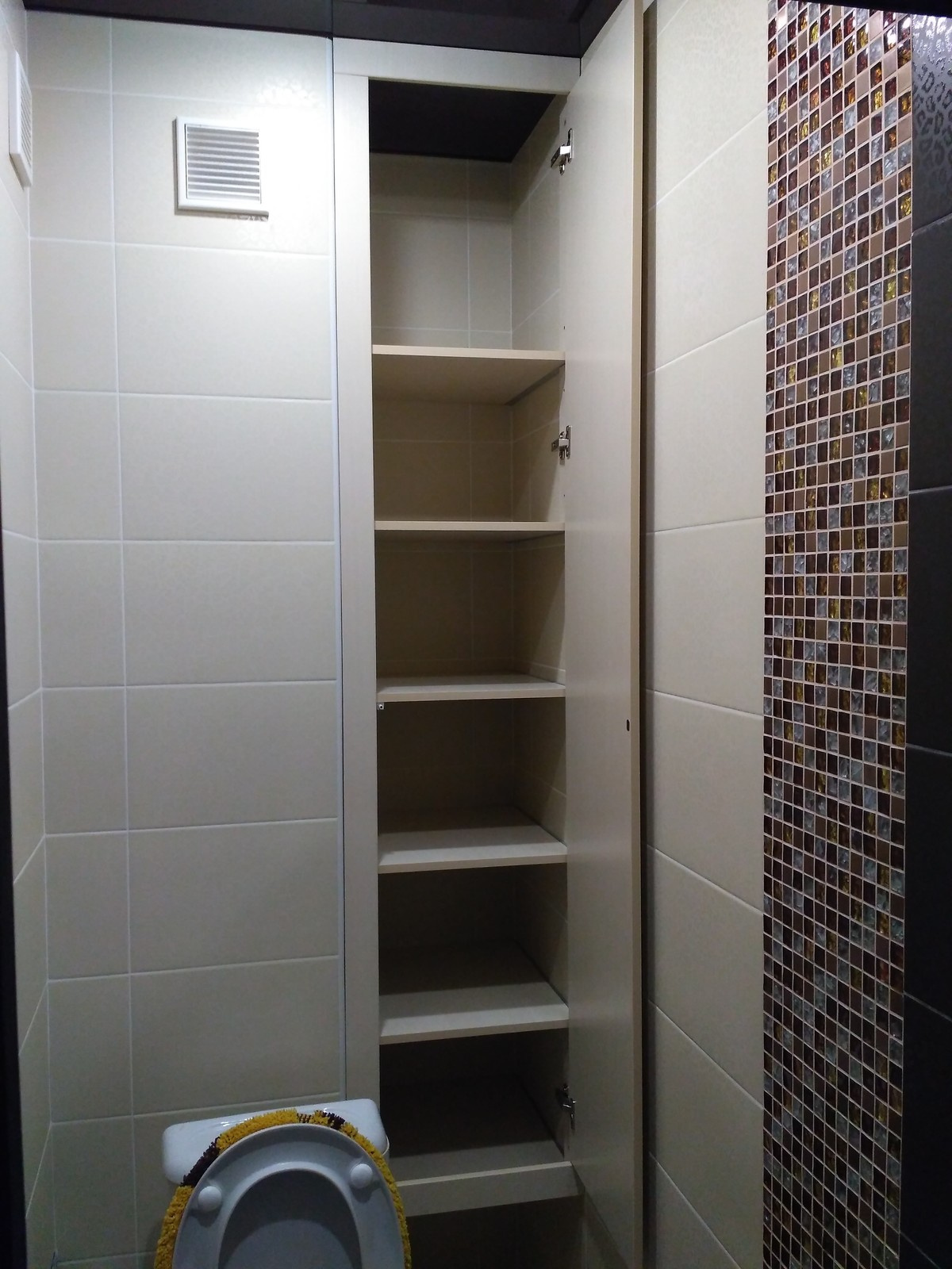 Шкаф в нише для хоз. инвентаря