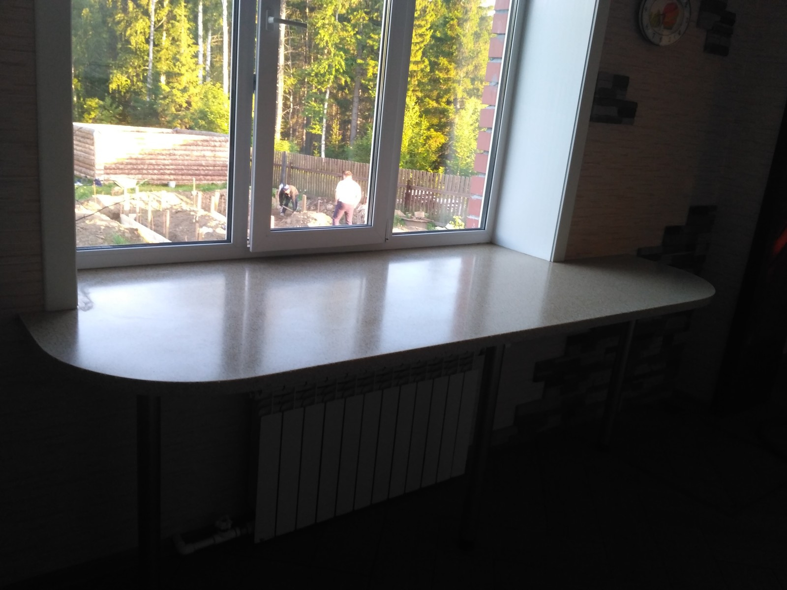 Стол-подоконник из искуственного камня