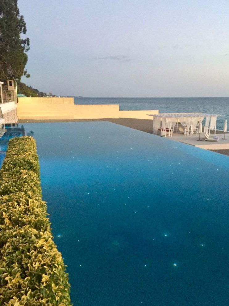 Бассейн на берегу моря