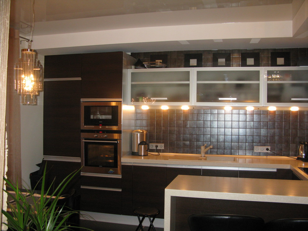 Обложка проекта: Стильная темная кухня, фасады шпон